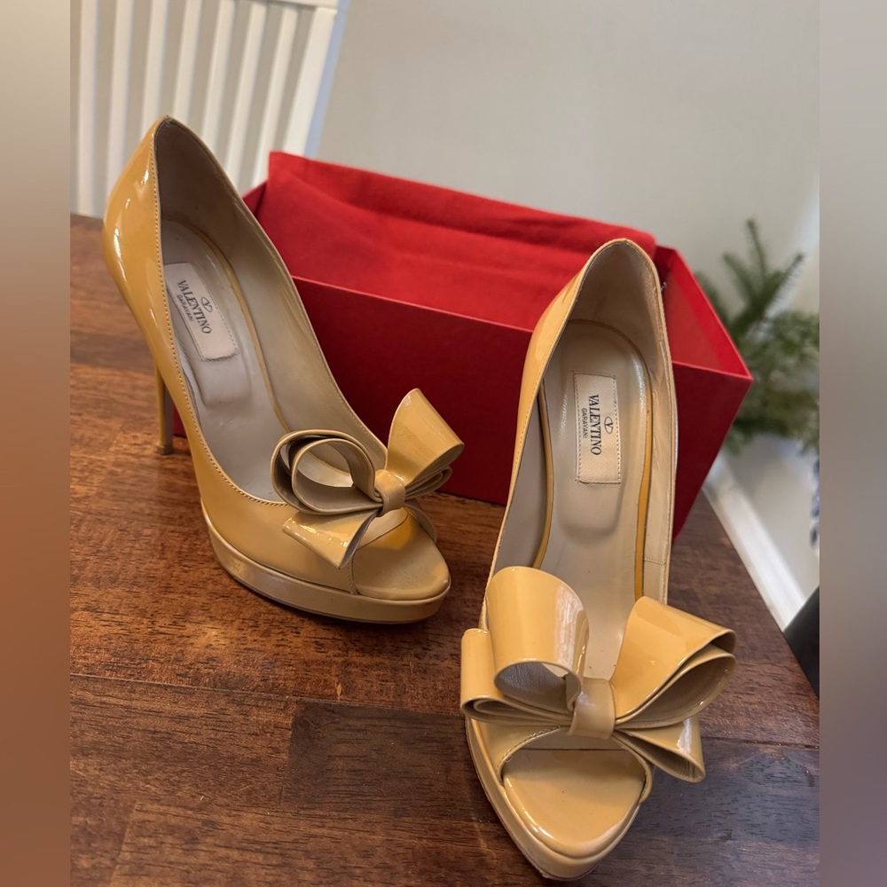 Valentino Garavani peeptoe platform patent bow pumps in nude. Size 37.